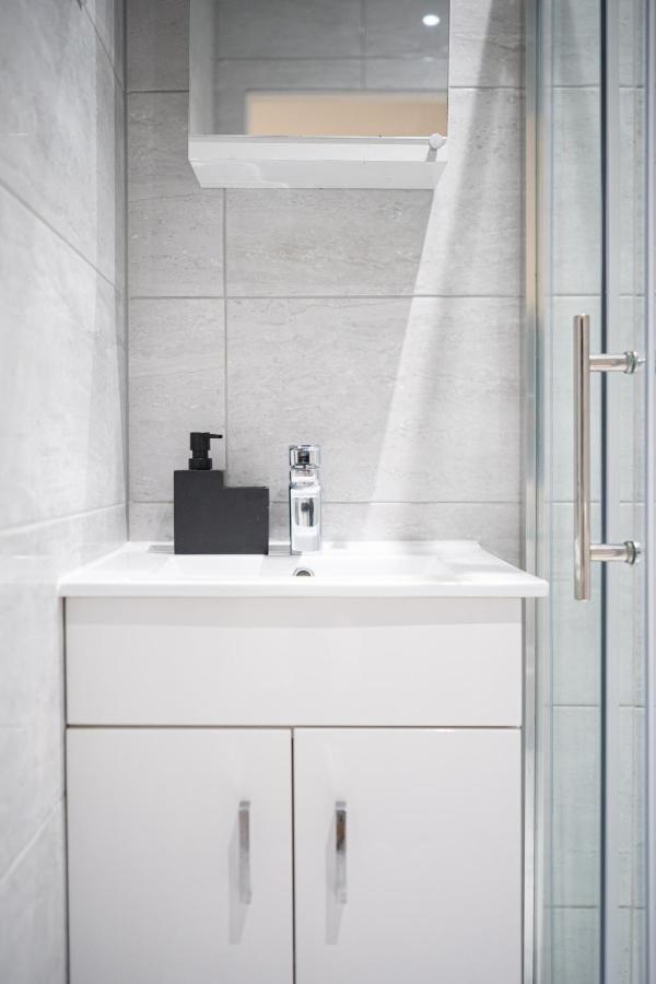 Studios With Ensuite Showers & Share Kitchens Prime Location Near Hospital, Town Center Apt 3 St Helens  Bagian luar foto