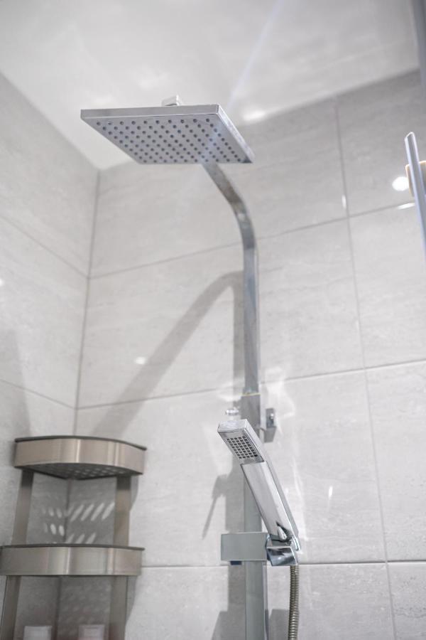 Studios With Ensuite Showers & Share Kitchens Prime Location Near Hospital, Town Center Apt 3 St Helens  Bagian luar foto