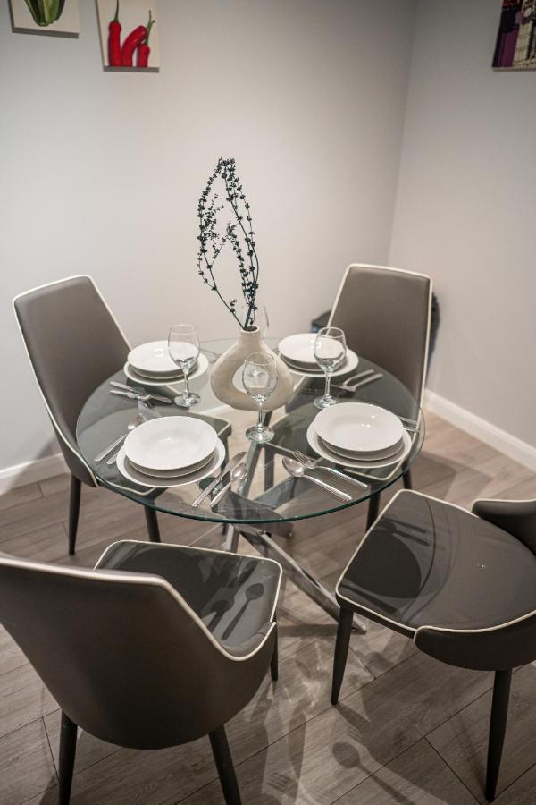 Studios With Ensuite Showers & Share Kitchens Prime Location Near Hospital, Town Center Apt 3 St Helens  Bagian luar foto
