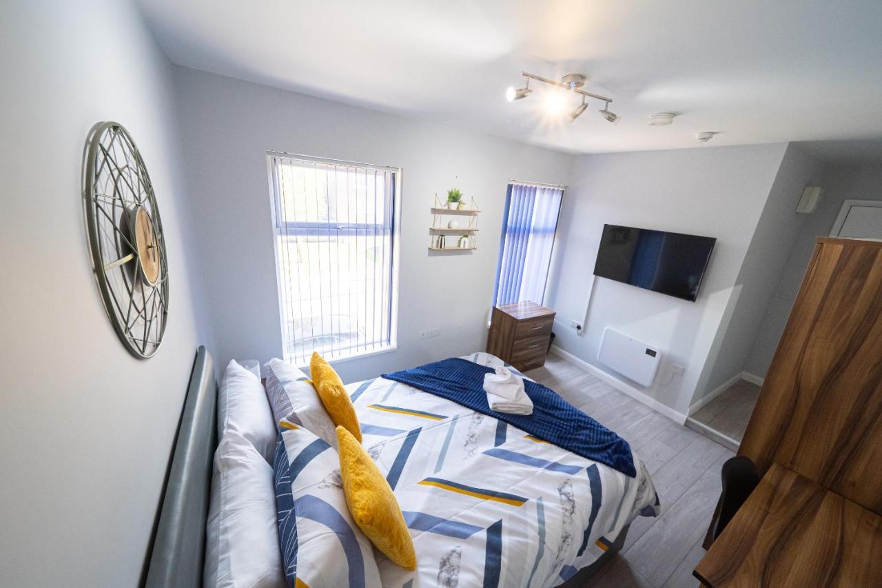 Studios With Ensuite Showers & Share Kitchens Prime Location Near Hospital, Town Center Apt 3 St Helens  Bagian luar foto